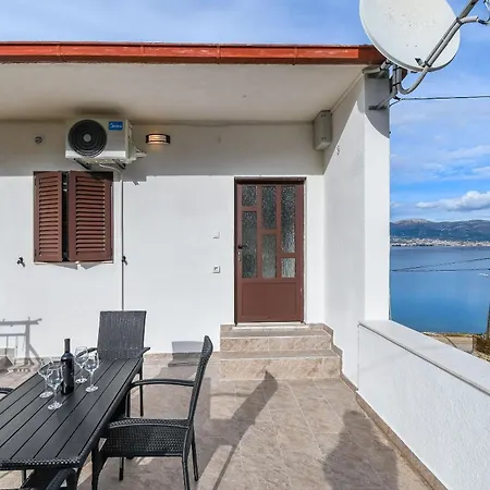 Nela Trogir